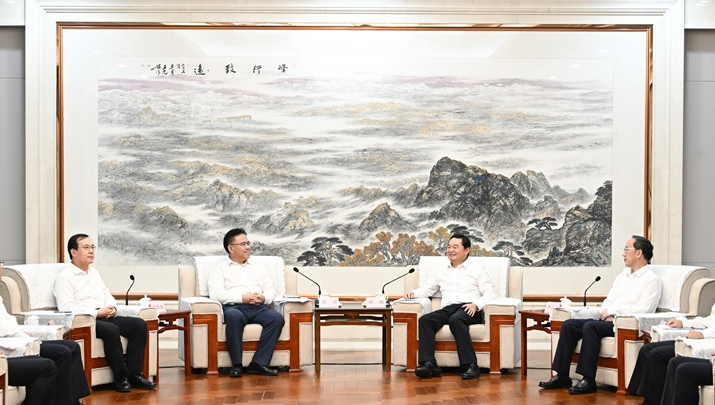 領(lǐng)導(dǎo)班子成員在沈陽(yáng)拜會(huì)遼寧省委書(shū)記、省人大常委會(huì)主任郝鵬，省委副書(shū)記、省長(zhǎng)李樂(lè)成